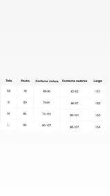 Vestido largo negro con escote halter y espalda descubierta. La cintura está adornada con una banda de lentejuelas negras.