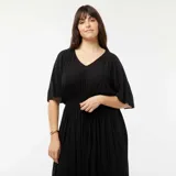 Vestido largo negro de punto de crepé con escote en V y mangas cortas acampanadas.