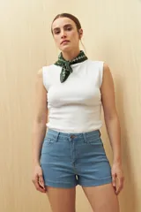 Short de jean celeste de tiro alto con bolsillos delanteros y traseros.