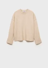 Sweater color beige de tejido de punto con cuello redondo y mangas largas.
