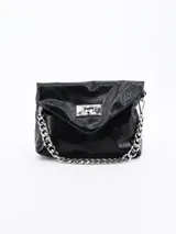 Cartera tipo sobre de cuero sintético color negro con cierre metálico plateado.