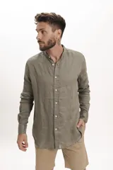 Camisa de lino color verde oliva, corte slim, cuello mao y mangas largas con puños abotonados.