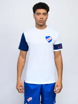 Remera blanca con mangas cortas azules y escudo del Club Nacional de Football en el pecho.