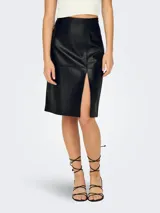 Falda midi negra de cuero sintético, corte recto, con abertura frontal y cierre trasero invisible.