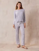 Conjunto de pijama estampado, marca René Rofé, compuesto por pantalón y remera. Remera de escote redondo, delantera con bolsillo y mangas largas. Pantalón con cintura elastizada y lazo de ajuste.