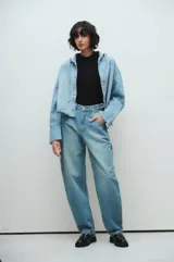Jeans de tiro medio color celeste, corte amplio estilo carpintero y lavado matizado.