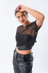 Remera negra de viscosa, con mangas cortas y cuello redondo.