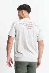 Remera de manga corta color gris claro con cuello redondo y logo de la marca estampado en el pecho.