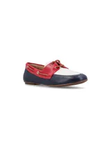 Mocasín náutico color marrón claro, confeccionado en 100% cuero, con cordones delgados en la parte superior y ojales metálicos en los laterales.