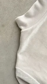 Body de terciopelo marrón con estampado de piel de serpiente, cuello alto, mangas largas con orificio para el pulgar y espalda descubierta.