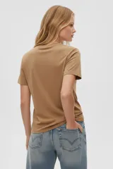 Remera de manga corta, cuello redondo y calce holgado.