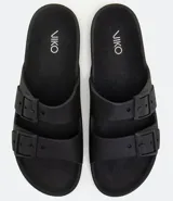 Ojota tipo slide masculino de PVC color negro, con dos tiras anchas ajustables mediante hebillas cuadradas. La plantilla y la suela son texturizadas.