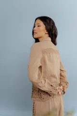 Camisa blanca de lino con bordados y mangas largas.