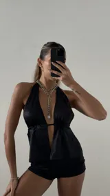 Top negro regulable con dos paños al frente, diseñado para atarse en la parte frontal o trasera.