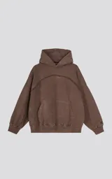 Hoodie marrón con efecto gastado, corte holgado, capucha con cordones y bolsillo canguro.