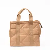 Bolso tipo shopper color beige con diseño acolchado en forma de rombos. Tiene doble asa corta con la inscripción "TOTE BAG" y correa larga extraíble. Cierre superior con cremallera y bolsillo interno.