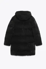 Anorak acolchado color verde oliva, resistente al viento y con aislamiento térmico. Tiene cuello alto con capucha ajustable con cordones, manga larga con puño interior, bolsillos delanteros con forro polar y cierre de cremallera, y cierre frontal con cremallera oculta y botones a presión.