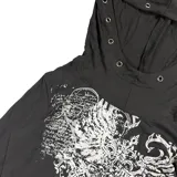 Remera negra con capucha, mangas largas y estampado abstracto en blanco.