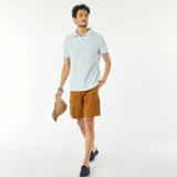 Remera polo celeste de punto gofrado con cuello clásico y mangas cortas.
