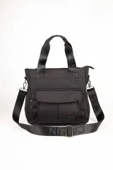 Cartera negra con asas fijas y correa regulable y desmontable con el logo de la marca. Cuenta con tres bolsillos externos, dos delanteros y uno trasero. En su interior tiene dos bolsillos adicionales.