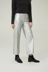 Pantalón plateado de eco cuero, corte ancho y tiro alto.
