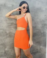 Vestido ajustado color naranja con un solo tirante y diseño cut-out en la cintura.
