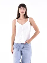 Musculosa blanca con escote en V y tirantes finos ajustables. Presenta una hilera de botones frontales.