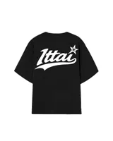 Remera negra de corte holgado con estampado en la espalda con la palabra "Ittai" en blanco y una estrella.