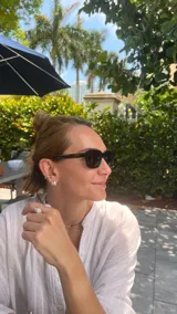 Pulsera tipo esclava abierta, con acabado rústico y textura irregular, en tono plateado. Se vende por unidad.