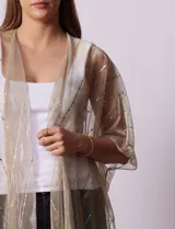Kimono plisado dorado con lurex, ruedo con flecos y diseño abierto.