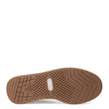 Zapatillas deportivas acordonadas color blanco con suela marrón.