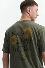Remera gris de manga corta con cuello redondo y estampado en el pecho con la frase "Slow Days In The Sun".