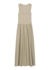 Vestido midi evasé color beige, con tirantes anchos y escote cuadrado.