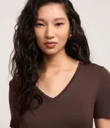 Blusa verde de viscosa con escote en V y mangas cortas.