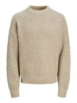 Sweater de punto color beige, de manga larga y cuello redondo.
