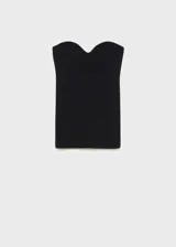 Top negro de punto con escote corazón y diseño entallado.