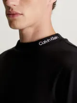 Remera de manga larga color negro con cuello mock y logo bordado de Calvin Klein.