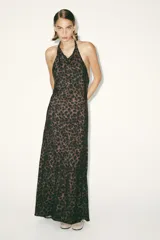 Vestido largo con estampado animal print, cuello halter con lazada y espalda descubierta.