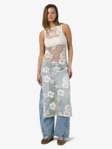 Vestido largo sin mangas de encaje blanco con diseño floral.