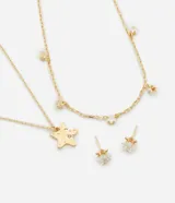 Conjunto de bisutería dorada que incluye dos collares de diferentes largos y un par de caravanas, todos con dije de estrella.