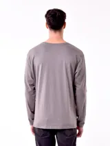 Remera blanca de manga larga con cuello redondo y corte regular.
