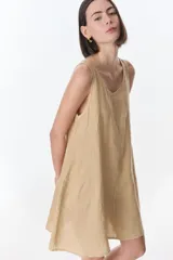 Vestido corto color beige de lino, con escote en V y corte evasé.