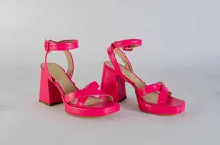 Sandalias de plataforma color lila con tiras cruzadas y pulsera al tobillo.