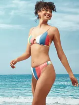 Top de bikini multicolor con copa removible y detalle de abertura en el centro.
