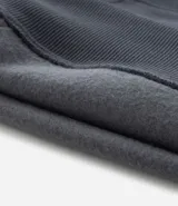 Saco con capucha color beige, con cordón ajustable, bolsillo canguro, mangas largas y barras ajustadas. Confeccionado en algodón con felpa, de corte comfort.