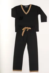 Pijama negro de algodón con puntilla color beige en escote y ruedo del pantalón. La remera es de manga larga con escote en V y el pantalón es recto con lazo en la cintura.