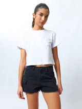 Short de jean azul con bolsillos cargo y ruedo desflecado.