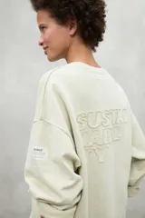 Buzo color gris claro de algodón orgánico y reciclado, con cuello redondo y mangas largas.