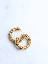 Aros tipo argolla dorados, con eslabones rectangulares.