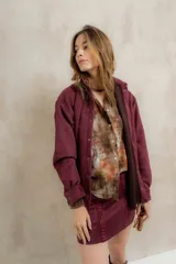 Camisa estilo western color borgoña, confeccionada en gamuza sintética con bordado en la espalda. Corte holgado, puede usarse como camisa o sobrecamisa.